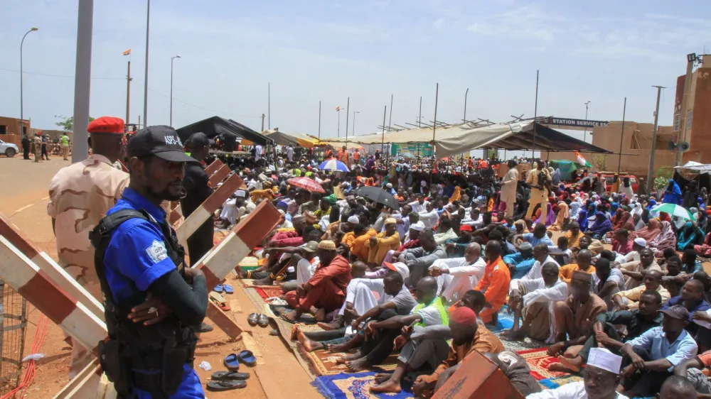 Nigeriens perform their Friday prayers in front of the French army base in Niamey, Niger September 8, 2023. REUTERS/Mahamadou Hamidou NO RESALES. NO ARCHIVES.