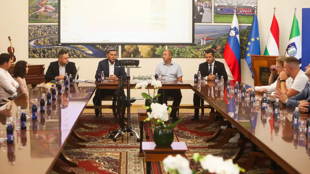 - odgovorni urednik Dnevnika Miran Lesjak.- župan občine Lendava Janez Magyar- 14.09.2023 - 23. Slovenska GAZELA 2023 – regijski izbor najboljših najhitreje rastočih podjetij v organizaciji časnika Dnevnik – razglasitev Dravsko-pomurske gazele v Lendavi - //FOTO: Bojan Velikonja