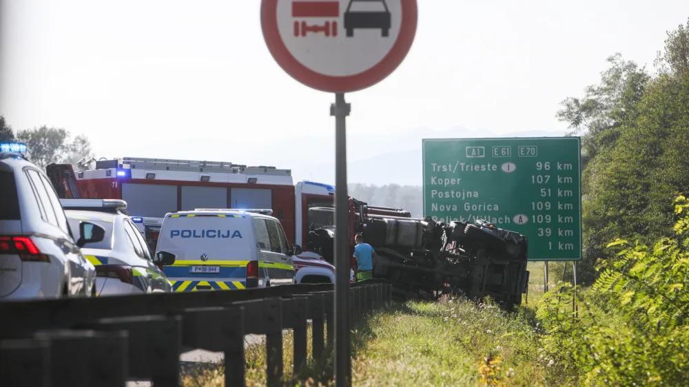 - 11.09.2023 &ndash; Južna ljubljanska obvoznica &ndash; huda prometna nesreča - udeleženi trije avtomobili in dva tovornjaka. V trčenju sta dve vozili zagoreli, na kraju nesreče pa so umrli trije ljudje. <br><br><br>//FOTO: Bojan Velikonja