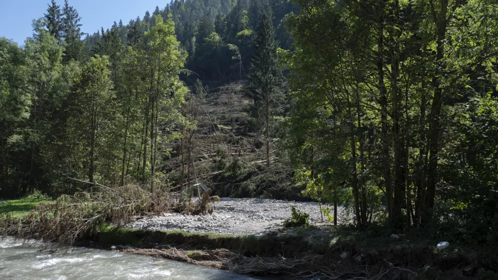 Kljub pomanjkanju denarja je direkciji za vode uspelo izvesti kar nekaj ureditev na hudourniških odsekih. Toda večinoma je šlo za vzdrževalna dela. Zgradili so le tri nove hudourniške pregrade. Fotografija je simbolična.
