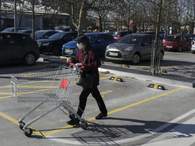 ﻿- trgovina med 8. in 10. uro - ukrep prednost pri nakupu in vstopu v trgovine imajo ranljive skupine, med drugim invalidi, upokojenci in nosečnice - obvezna uporaba zaščitne maske  - 02.04.2020 - Koronavirus COVID-19 v Sloveniji - epidemija – poostreni ukrepi vlade za preprečevanje širjenja okužb s koronavirusom - ustavljeno javno in družabno življenje – samoizolacija – nakupovanje v tgovinah –  //FOTO: Jaka Gasar