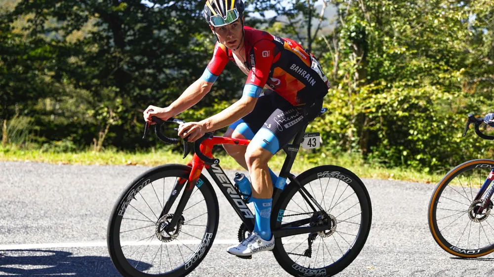 Matevž Govekar bo brez težav zaključil svojo prvo tritedensko dirko v karieri, a si želi &scaron;e vi&scaron;je od desetega mesta. Foto: SprintCyclingAgency / Bahrain-Victorious