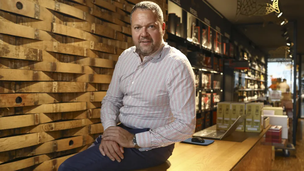 sommelier Ga&scaron;per Čarman - 14.09.2023 - EVino Bar - vinoteka, &Scaron;martinska cesta 53 v Ljubljani //FOTO: Luka Cjuha