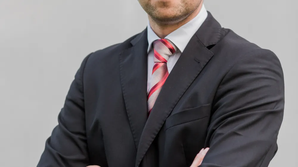 Jernej Ore&scaron;ek
odvetnik iz Odvetni&scaron;ke pisarne Razdrih

Ministrstvo po skoraj letu in pol od pravnomočnosti sodbe ni naredilo ničesar. Imenovalo ni niti svojega predstavnika v delovno skupino za spremembo pravilnika. S tem kaže brezbrižen odnos do slovenskih &scaron;portnikov.