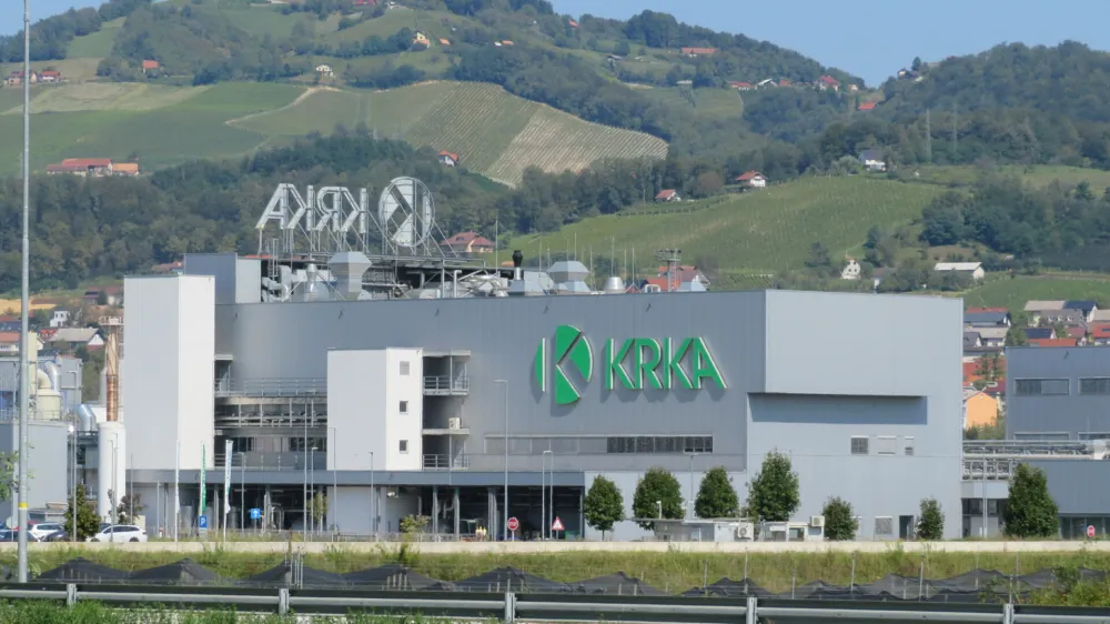 Krka je v Kr&scaron;kem obrat za proizvodnjo farmacevtskih učinkovin, imenovan Sinteza 1 (na sliki), uradno odprla leta 2015. V prihodnjih letih naj bi ob njem postavila &scaron;e Sintezo 2.