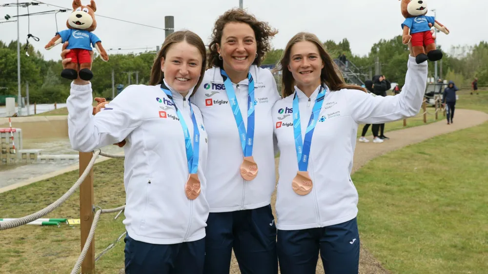 Bronaste kanuistke (z leve) Eva Alina Hočevar, Alja Kozorog, Lea Novak