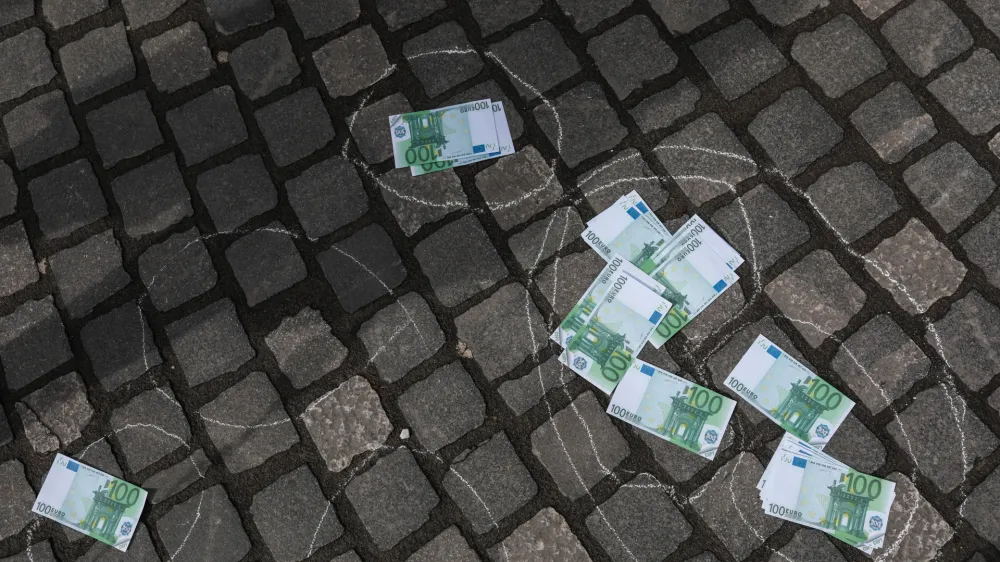 - Simbolična fotografija, denar euro, finance, ekonomija, pohlep<br><br>- 01.04.2023 &ndash; Pre&scaron;ernov trg - dogodek Zemlja gori ob začetku kampanje Podnebni zločin, na katerem so aktivisti Greenpeace Slovenija zažgali več metrov velik rekvizit Zemlje in s tem opozorili odločevalce, naj podnebno krizo začnejo jemati resno;<br> <br>//FOTO: Bojan Velikonja