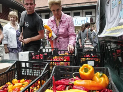 ﻿pekoče paprike<br><br><br>- 19.09.2015 - - - 1. Čili festival v Ljubljani 2015 - kulinarika - gastronomija - <br><br><br><br>//FOTO: Luka Cjuha
