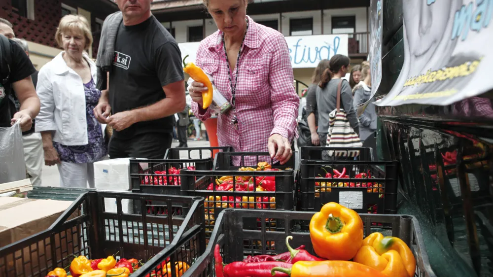 ﻿pekoče paprike<br><br><br>- 19.09.2015 - - - 1. Čili festival v Ljubljani 2015 - kulinarika - gastronomija - <br><br><br><br>//FOTO: Luka Cjuha