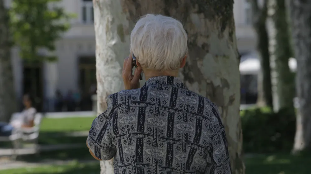 Ilustrativna fotografija - mobilni telefon - mobilnik - telefoniranje - //FOTO: Tonja Bjelčevič