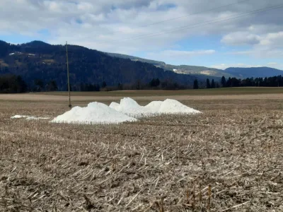 Celjski kriminalisti so ugotovili, da je okolju nevarna sadra nastala kot stranski produkt »zastarele ter uradno opuščene oblike proizvodnje steklarskih izdelkov«. 