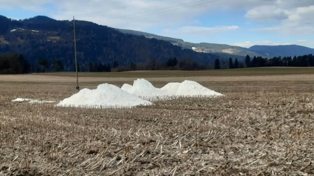 Celjski kriminalisti so ugotovili, da je okolju nevarna sadra nastala kot stranski produkt »zastarele ter uradno opuščene oblike proizvodnje steklarskih izdelkov«. 