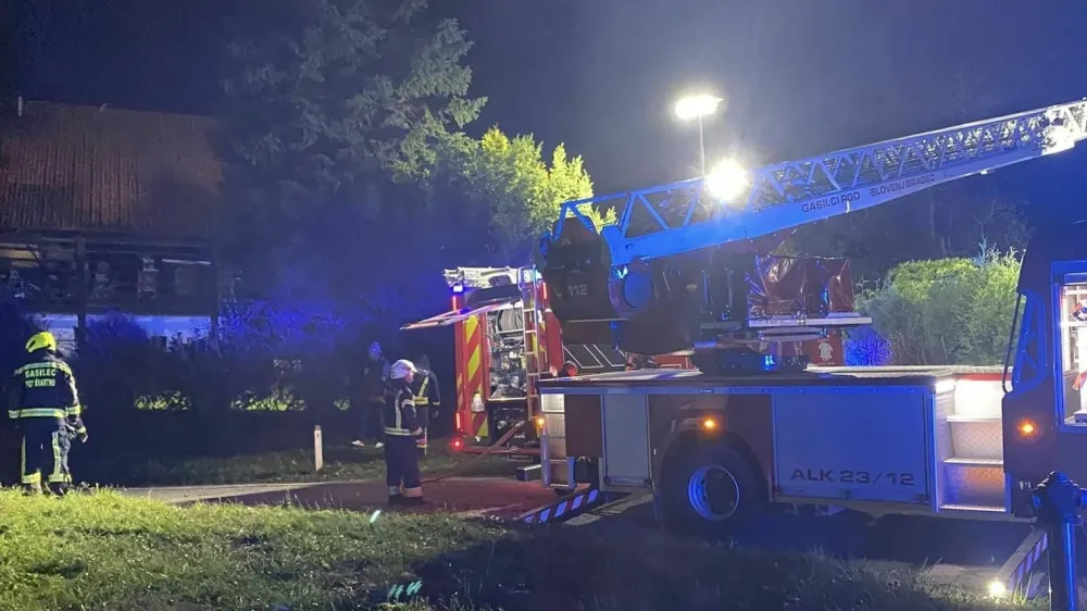 Požar je gasilo 64 gasilcev, eden se je pri tem po&scaron;kodoval, zato so ga re&scaron;evalci po oskrbi odpeljali v Splo&scaron;no bolni&scaron;nico Slovenj Gradec. Ogenj je uničil ostre&scaron;je in zgornji bivalni del hi&scaron;e. 