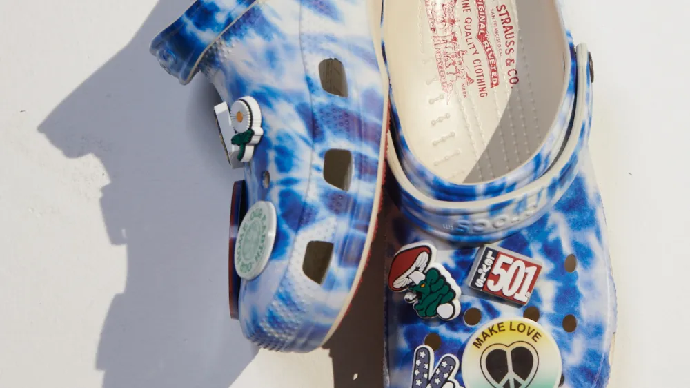Crocs in Levi's® sta združila moči in ustvarila nov trendi Crocs v tie-dye potisku.