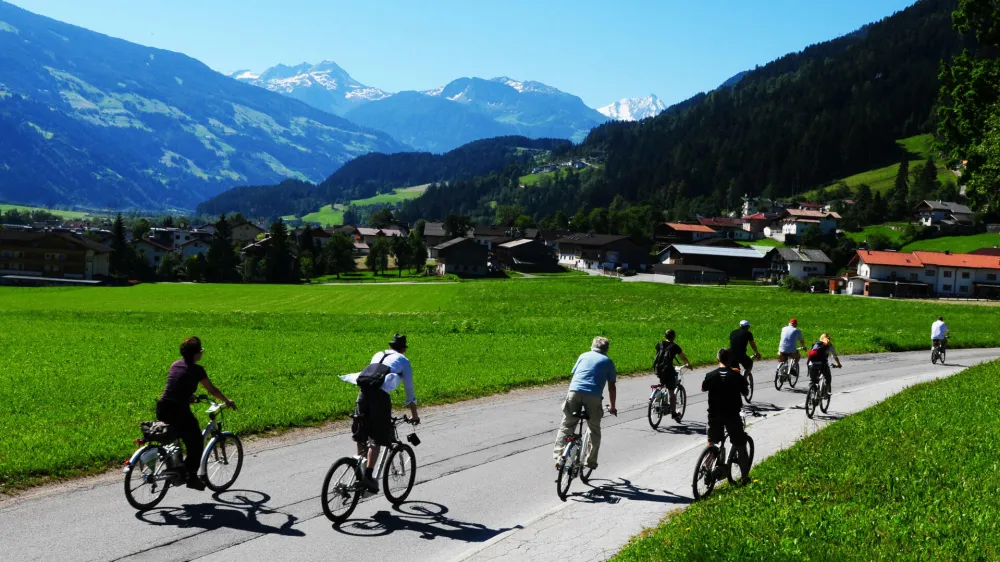 Električna kolesa (sploh) starejšim omogočajo večjo mobilnost, a so hkrati prav kolesarji, starejši od 65 let, med najbolj ogroženimi.