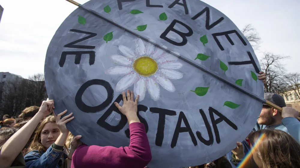 ﻿- simbolična fotografija - <br><br><br>- 15.03.2019 – Podnebni štrajk v Ljubljani - Mladi za podnebno pravičnost zahtevali odločno podnebno ukrepanje - protest za boljše okoljske razmere in razogljičenje Slovenije – protestni shod - podnebne spremembe - //FOTO: Matjaž Rušt