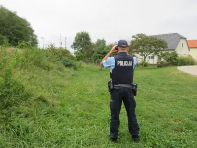 Migranti največkrat pridejo v Rigonce po progi ali pa kar po cesti čez nekdanji mejni prehod.