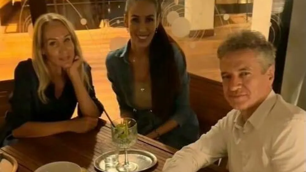 Predsednik vlade Robert Golob, njegova partnerica Tina Gaber in podpredsednica državnega zbora Meira Hot so takole proslavili sprejetje novele zakona o za&scaron;čiti živali, v katerega sporne re&scaron;itve se bodo najverjetneje poglobili tudi ustavni sodniki. 