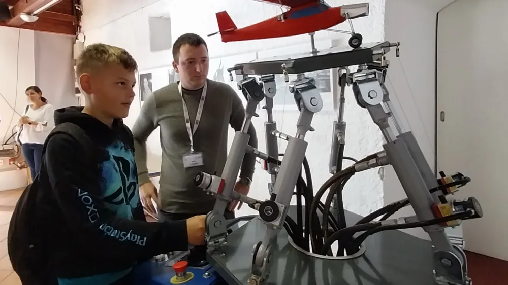 Učenec OŠ Dob Domžale pri hidravliki, 