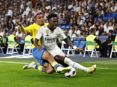Soccer Football - LaLiga - Real Madrid v Las Palmas - Santiago Bernabeu, Madrid, Spain - September 27, 2023 Real Madrid's Vinicius Junior in action with Las Palmas' Julian Araujo REUTERS/Juan Medina