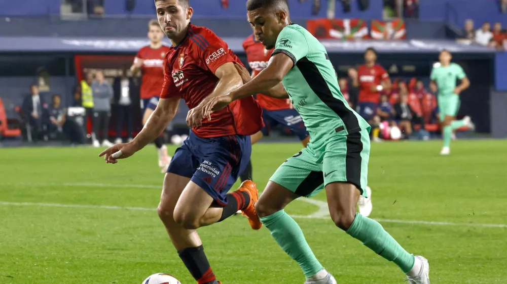 Soccer Football - LaLiga - Osasuna v Atletico Madrid - El Sadar Stadium, Pamplona, Spain - September 28, 2023 Osasuna's Jesus Areso in action with Atletico Madrid's Samuel Lino REUTERS/Vincent West