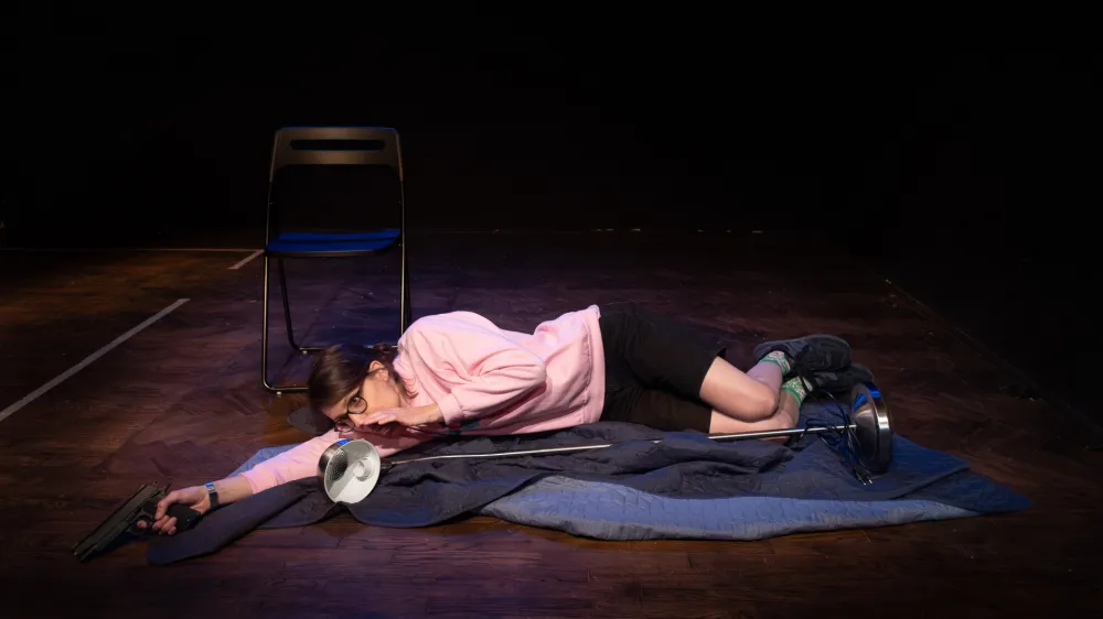 Jasna Jasna Žmak v performansu &raquo;this is my truth tell me yours&laquo;. Dramaturginja in pisateljica se v avtorskem projektu ukvarja s svojim odnosom do umetni&scaron;kega polja, pri čemer preizpra&scaron;uje lastne in tuje avtorske pozicije.