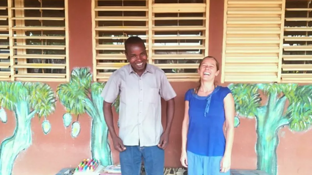 <br>Napis pri fotografiji: Barbara Vodopivec in Dounko Sanou, vodja organizacij FAVL, pred knjižnico v Burkina Fasu, ki so jo zgradili v okviru programa podpore otrokom in lokalnim skupnostim<br><br>Avtor fotografije: Adiarra Traore