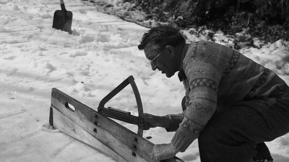 PLANICA<br>Ing. Stanko Bloudek pri pripravi plani&scaron;ke skakalnice ob Tednu smučarskih poletov med 17. in 24. marcem 1947. <br>Foto: Marijan Pfeifer, hrani Muzej novej&scaron;e zgodovine Slovenije