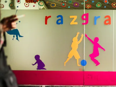 Grooming oziroma napeljevanje otrok k spolnosti prek spleta je ena izmed najpogostejših oblik spolne zlorabe otrok, ki lahko privede tudi do fizične spolne zlorabe.