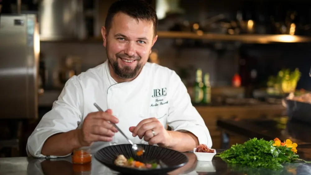 Chef v restavraciji Pavus na gradu La&scaron;ko 