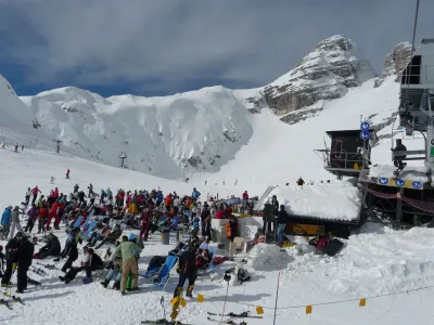 Na Kaninu, pri izstopu iz trisedežnice Skripi je ob sončneh dneh prava zimska plaža