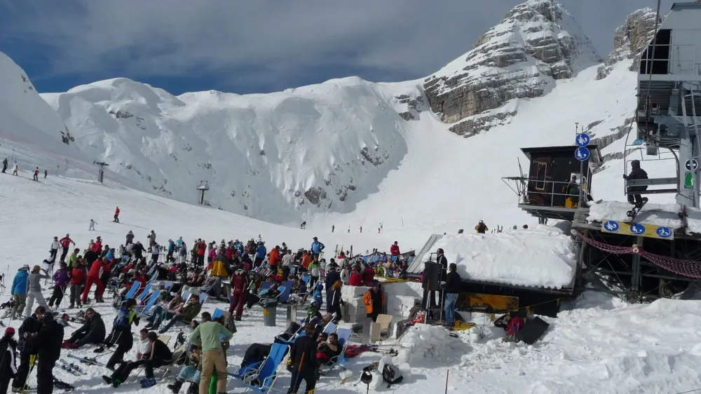 Na Kaninu, pri izstopu iz trisedežnice Skripi je ob sončneh dneh prava zimska plaža