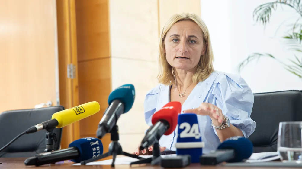 Ljubljana, ministrstvo za okolje.<br>Novinarska konferenca generalne direktorice direktorata za okolje Tanje Bolte, ki je predstavila najnovejse analize mulja na poplavljenih obmocjih ter lokacije za odlaganje mulja.