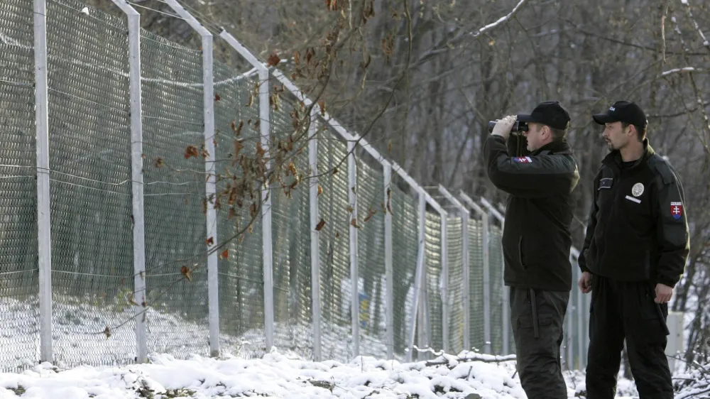 Slovakian border guards patrol along the Slovakia-Ukraine border near the east Slovakian village of Ubla November 28, 2007. Border controls were relaxed when 10 mainly ex-communist countries joined the EU in 2004, but from December 21 the so-called Schengen zone of 15 states will be expanded by nine new members -- including Germany's neighbours Poland and the Czech Republic. REUTERS / David W Cerny (SLOVAKIA)