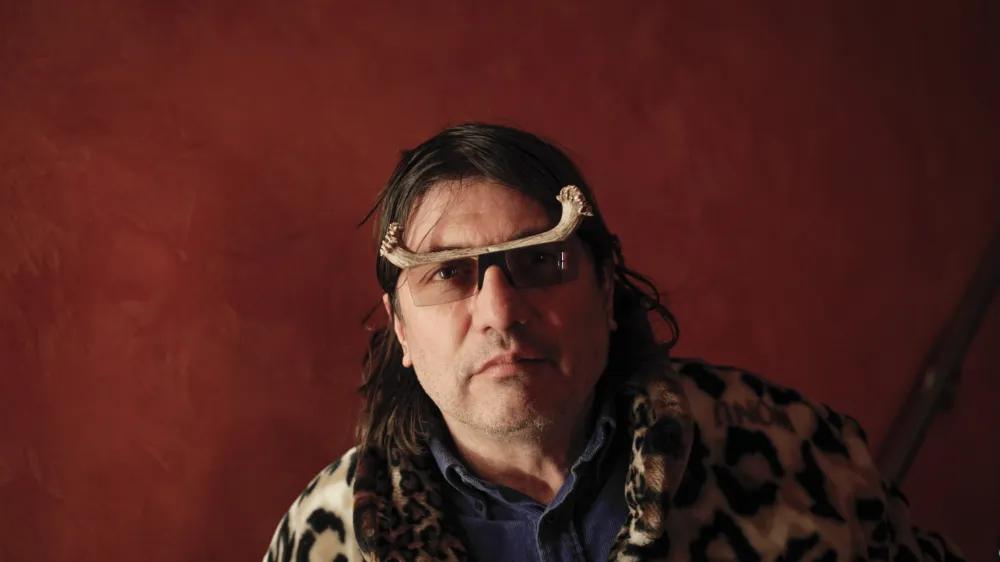 - 04.02.2015 - Rambo Amadeus (Antonije Pu&scaron;ić), glasbenik, pesnik in medijski manipulator, ki živi in dela v Beogradu v Srbiji in rojstni Črni Gori - kralj glasbene ekstravagance, samooklicani Svetovni Mega Car, krstitelj turbo-folka, združitelj jazza, funka, rocka in stand-up komedije.   ///FOTO: Luka Cjuha.