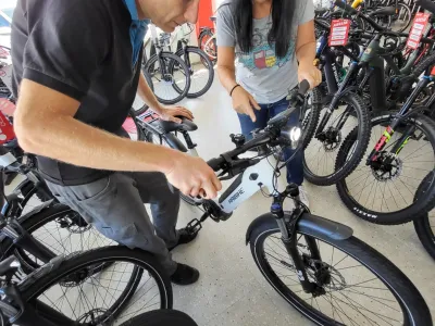 A2U prodaja e-kolesa višjega in srednjega cenovnega razreda, veliko pa vlagajo tudi v kakovosten servis. F A2U