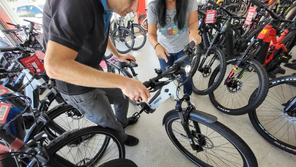 A2U prodaja e-kolesa višjega in srednjega cenovnega razreda, veliko pa vlagajo tudi v kakovosten servis. F A2U