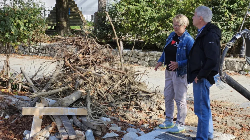 Crna na Koroskem, center.<br>Obisk drzavne tehnicne pisarne v Crni na Koroskem in ogled poskodovane infrastrukture.<br>Zupanja Obcine Crna na Koroskem Romana Lesjak in vodja drzavne tehnicne pisarne Blaz Dolinsek.