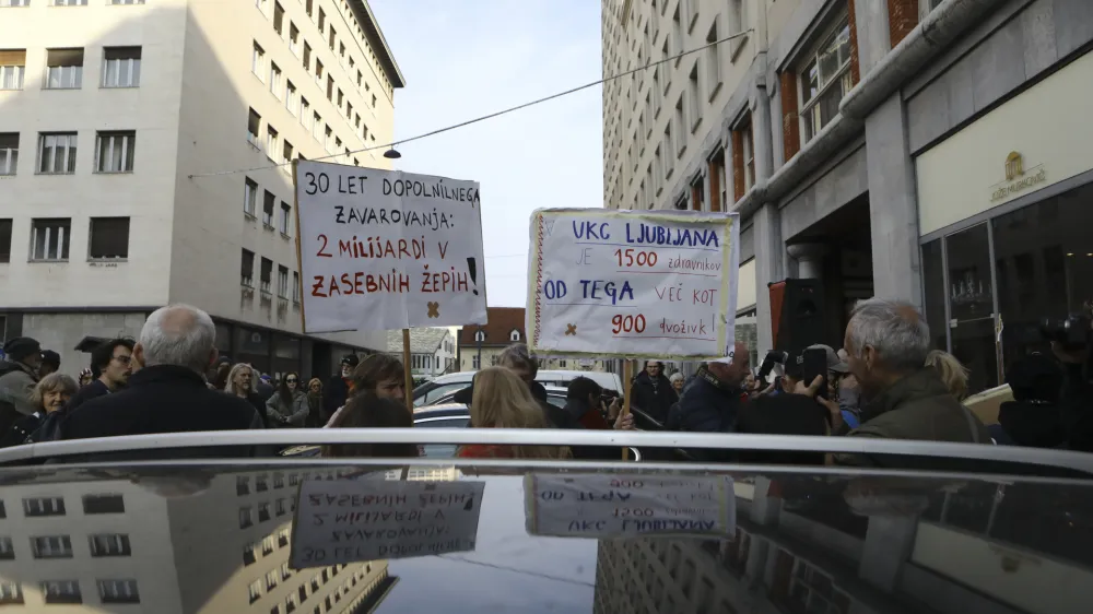 - 07.04.2023 - Protestni shod iniciative Glas ljudstva na Svetovni dan zdravja - Pohod za javno zdravstvo z Javno tribuno &ndash;zahtevali interventni zakon, v katerem predlagajo re&scaron;itve za krepitev javnega zdravstva - paket dveh zakonskih sprememb, ukinitev dopolnilnega zdravstvenega zavarovanja in predlog za pravičnej&scaron;i davek - protest //FOTO: Luka Cjuha