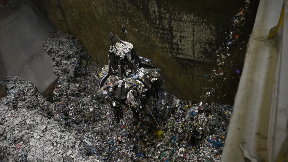 Nepravilno reciklirane baterije v me&scaron;anih odpadkih lahko povzročijo požar. Takrat morajo za nekaj ur ustaviti delo, da sanirajo po&scaron;kodbe.