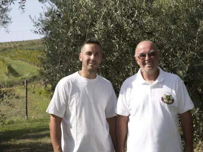 Miran Adamič (desno) skupaj s sinom Martinom in družino prideluje ekstra deviška oljčna olja Ronkaldo. F Jaka Jeraša