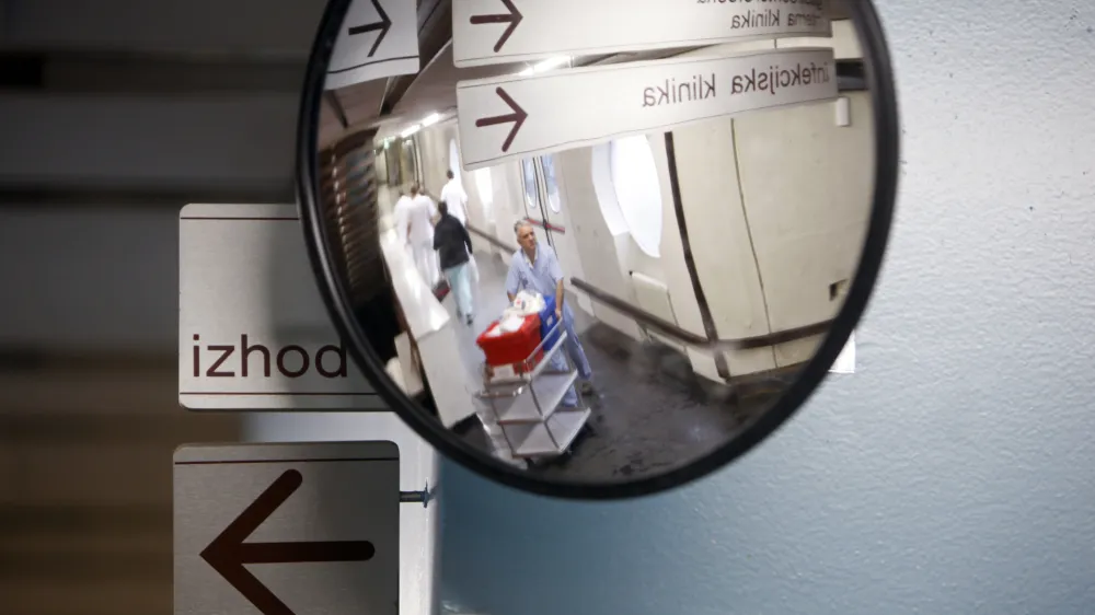 ﻿- simbolična fotografija - zdravstvo - ﻿- smerna tabla - - infekcijska klinika - izhod<br><br><br>- Univerzitetni klinični center (UKC) Ljubljana 2013 - podzemlje - kletni prostori//FOTO: Jaka Gasar