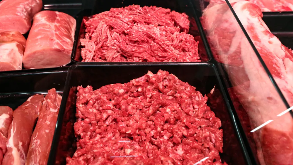 - 09.10.2019 &ndash; mesnica Mercator - sveže meso - mesni izdelki //FOTO: Luka Cjuha.