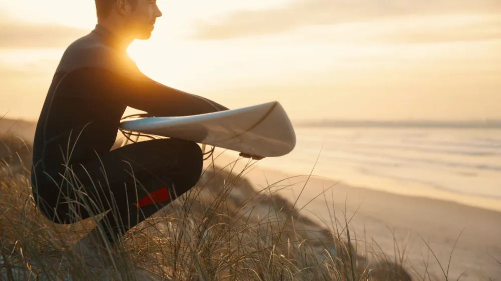 Tri ključne komponente podatkov – podatki podjetij, spletni podatki in informacije o izbiri pravega časa (t.i. Intent Data) – se uporabljajo v različnih fazah prodajnega lijaka. Pomagajo zagotoviti natančnejšo in podrobnejšo kvalifikacijo prvotno ustvarjenih potencialnih kupcev. Cilj je, da se prodaja osredotoči izključno na tista podjetja, za katera je zelo verjetno, da bodo sprejela vašo prodajno ponudbo, in ki imajo kratek prodajni cikel. Če imate ob pravem času prave informacije, lahko prehitite konkurenco, prilagodite komunikacijo potencialni stranki in pospešite prodajni proces. Primeren trenutek je torej ključ do uspešne prodaje – ali ga znate ujeti? F D & B