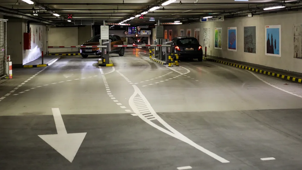 - 12.01.2021 - Parkirna hi&scaron;a PH Kongresni trg &ndash; garažna hi&scaron;a je opremljena z avtomatskimi vhodno-izhodnim sistemi, avtomatskimi blagajnami in video nadzornim sistemom - //FOTO: Bojan Velikonja