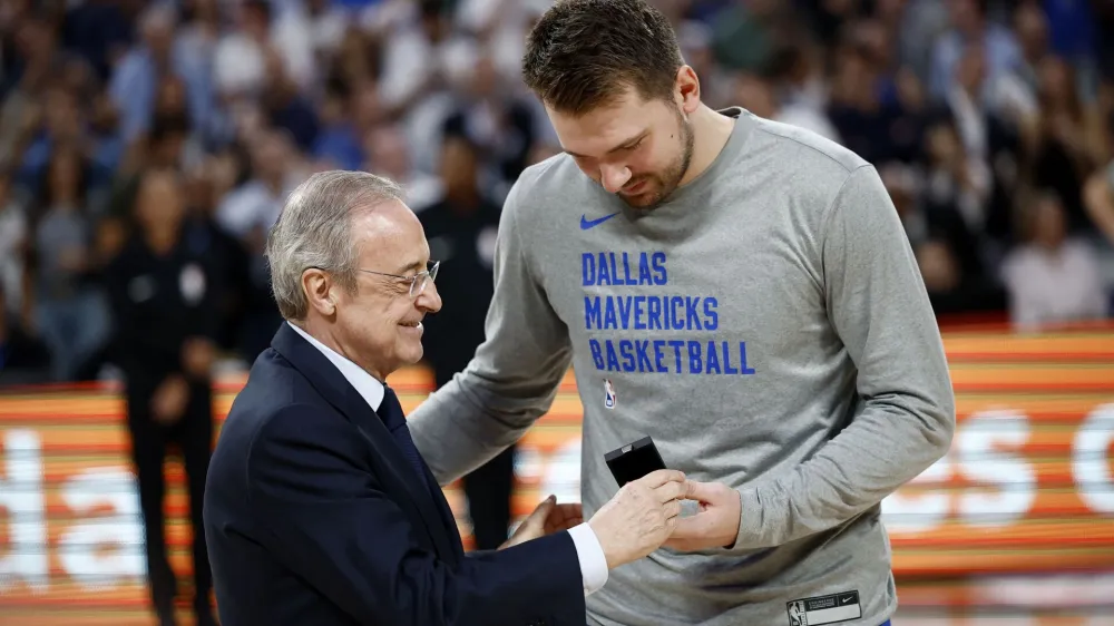 Predsednik Reala Madrida Florentino Perez (levo) je slovenskemu zvezdniku Luki Dončiću ob vrnitvi izročil posebno darilo. F Reuters