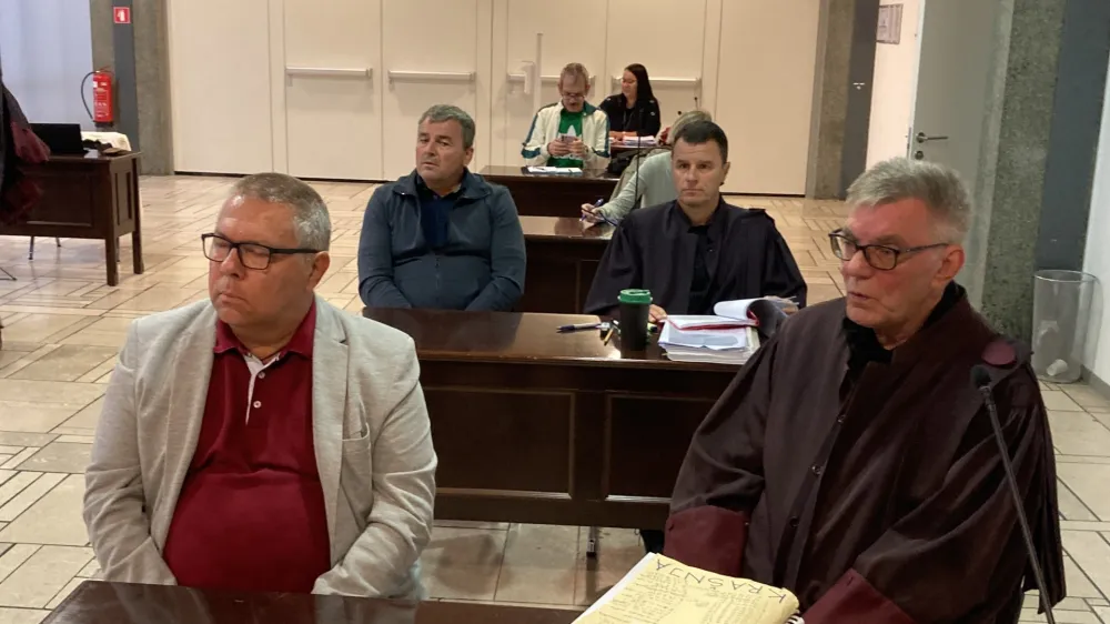 Pri krivdi Gregorja Krašnje (v prvi klopi levo) in Zdenka Žinkovića (levi v drugi klopi) tožilec še vedno vztraja. 