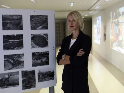 kuratorica razstave dr. Tina Potočnik, konservatorka Zavoda za varstvo kulturne dediščine Slovenije, ZVKDS, <br><br>- 11.10.2023 – Galerija TR3 - razstava KONS–TR³ Konstrukcija nove ere, - razstava o ključni arhitekturni stvaritvi slovenskega modernizma, kompleksu na Trgu republike v Ljubljani,<br><br>//FOTO: Tomaž Skale<br>