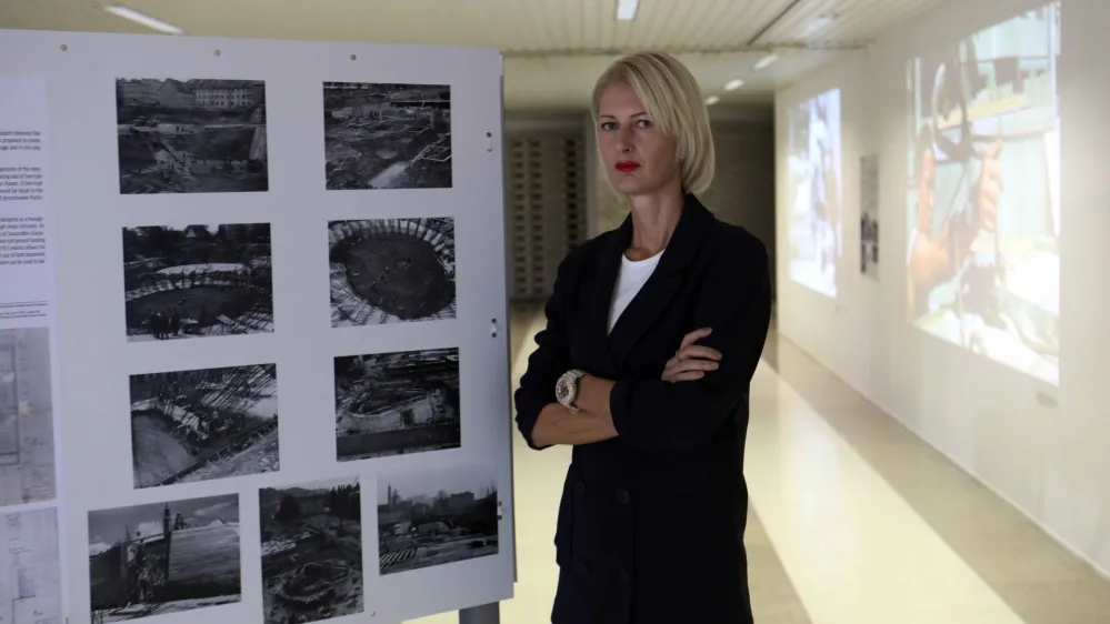kuratorica razstave dr. Tina Potočnik, konservatorka Zavoda za varstvo kulturne dediščine Slovenije, ZVKDS, <br><br>- 11.10.2023 – Galerija TR3 - razstava KONS–TR³ Konstrukcija nove ere, - razstava o ključni arhitekturni stvaritvi slovenskega modernizma, kompleksu na Trgu republike v Ljubljani,<br><br>//FOTO: Tomaž Skale<br>
