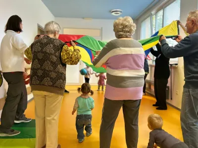 Malčki se starejšim radi pridružijo pri gibalnih uricah. 